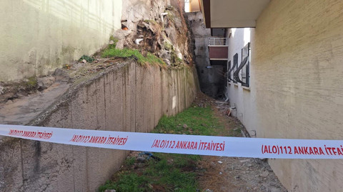 Ankara'da Toprak Kayması: 4 Katlı Bina Ve Gecekondu Tahliye Edildi