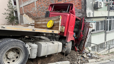 Beşiktaş'ta Faciadan Dönüldü: Freni Boşalan Tır Binaya Çarptı