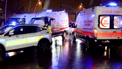 Erzurum’da 3 Aracın Karıştığı Kazada 9 Yaralı! İtfaiyecinin Davranışı Yürekleri Isıttı