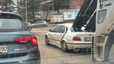Kırmızı Işıkta Faciaya Ramak Kala! Ok Gibi Saplandı...