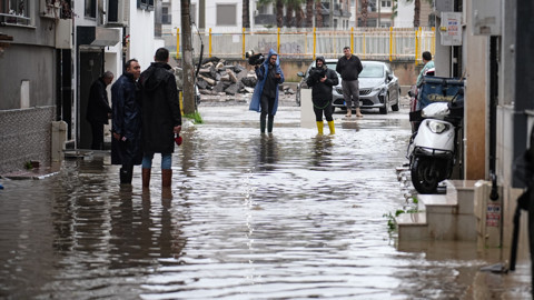 İzmir Yine Sular Altında! Yeni Uyarı Geldi
