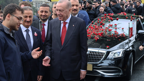Boğaziçi'nde Karanfillerle Karşılandı... Cumhurbaşkanı Erdoğan'dan 'Belki Linçleneceğiz' Diyen Öğrenciye Dikkat Çeken Cevap