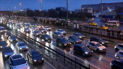İstanbul'da Cuma Akşamı Çilesi: Trafik Yine Felç