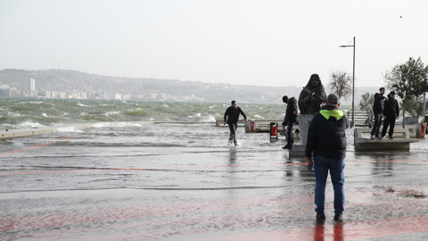 İzmir'de Fırtına Paniği: Deniz Taştı