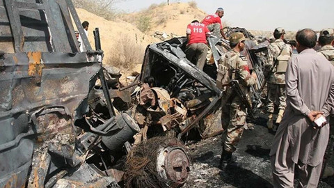 Pakistan'da Feci Kaza! Yolcu Otobüsü TIR’la Çarpıştı, 11 Ölü 8 Yaralı