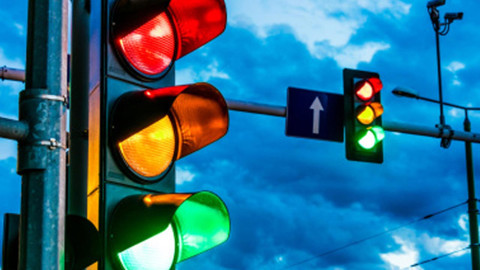 Trafik Lambalarına 4. Renk Geliyor: Kırmızı, Sarı, Yeşil ve…