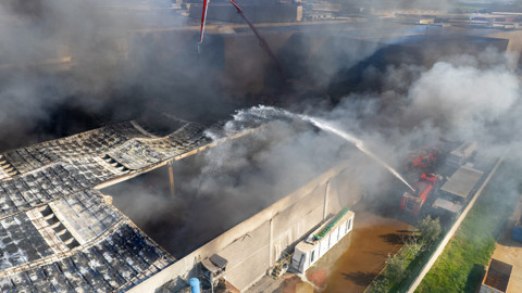 Manisa'daki Büyük Fabrika Yangını Kontrol Altında