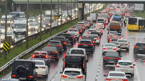İstanbul'da Mesai Bitti, Trafik Yine Kilitlendi