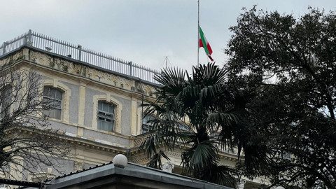 İran Başkonsolosluğu’nda Bayrak Yarıya İndirildi