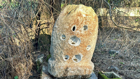 Türbedeki 2 Asırlık Adak Taşı Ortadan Kayboldu! 'Çalan Kişi Büyük Zarar Görmeden Geri Getirsin'