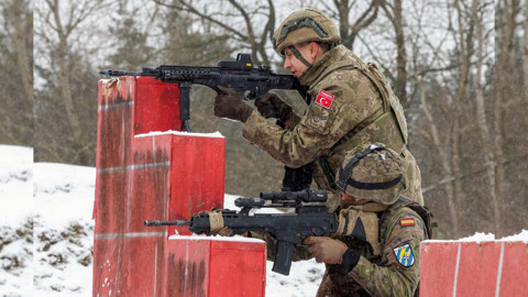 MSB de Akıma Katıldı! Türk ve İspanyol Askerlerinden Dostluk Pozu