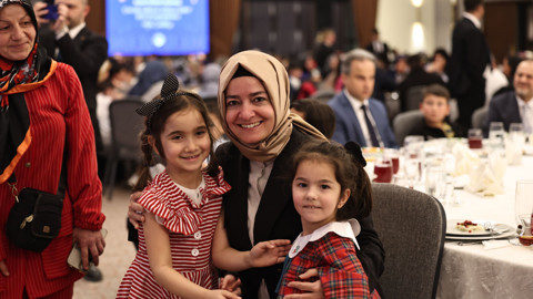 AK Parti Ramazan'da da Çocukları Unutmadı: Dr. Fatma Betül Sayan Kaya Çocuklarla Bir Araya Geldi