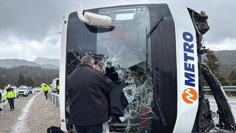 Konya-Antalya Kara Yolunda Yolcu Otobüsü Devrildi