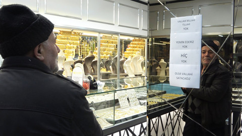 Günün Fotoğrafı: Kuyumcudaki Yazıyı Gören Dönüp Bir Daha Baktı