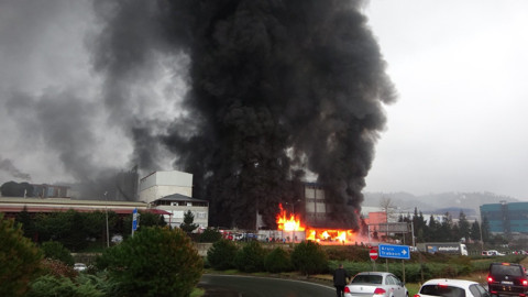 Fabrikada Dev Yangın, Kara Dumanlar Gökyüzünü Kapladı