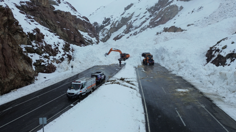 Van-Hakkari Yoluna Çığ Düştü! Araçlar Mahsur Kaldı