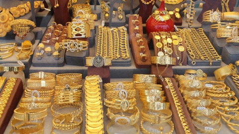 Altın 17 Yılın En Kötüsüne Hazırlanıyor: Düşüş Yüzde 14'e Dayandı, Ünlü Bankadan Yıl Sonu Tahmini