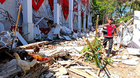 Endonezya'da Büyük Deprem! 7.4'le Sallandılar