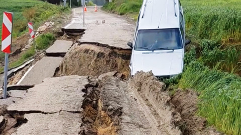 40 Metrelik Çökme! Osmaniye Kadirli’de Sağanak Yolu Yuttu