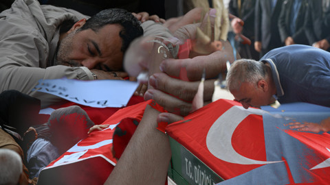 11 Yaşında 8 Fidan... Türkiye Okul Baskınında Ölen Yavrularını Uğurladı