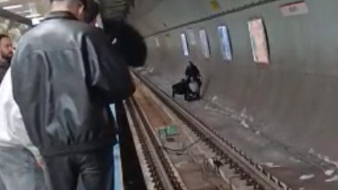 Metroda İntihar Girişimi: Vatandaşlar Canlarını Hiçe Sayıp Raylara Atladı