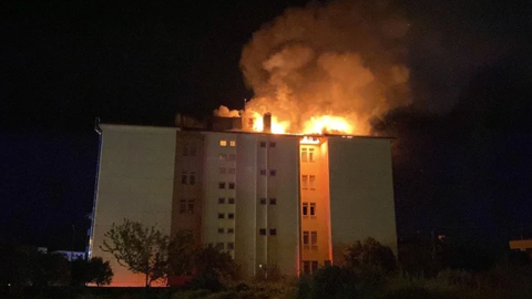 Lise Yurdunda Korkutan Yangın! 46 Öğrenci Tahliye Edildi