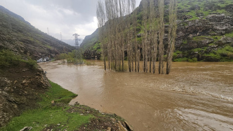 Şemdinli-Derecik Kara Yolu Dere Taşması Sonucu Kapandı
