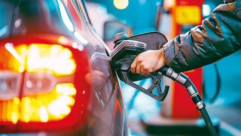 Araç Sahipleri Dikkat! Akaryakıtta Sürpriz İndirim: Tabela Gece Yarısı Değişti