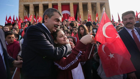 Bakan Tekin 81 İlden Gelen Çocuklarla Anıtkabir'de Ata'nın Huzuruna Çıktı