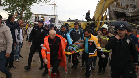 Yıkım Sırasında Korku Dolu Anlar! Göçük Altında Kalan Operatör Kurtarıldı