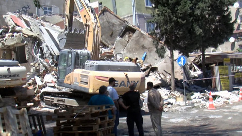 Küçükçekmece’de Facianın Eşiğinden Dönüldü! Yıkılan Bina Yan Apartmanın Üzerine Çöktü