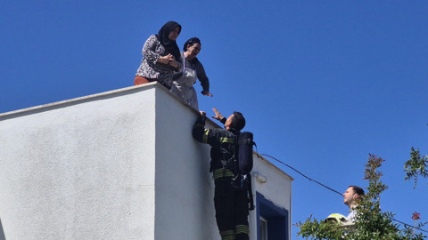 Kuş Çarpmasıyla Kopan Teller Binayı Yaktı, 2 Kadın Ölümden Döndü