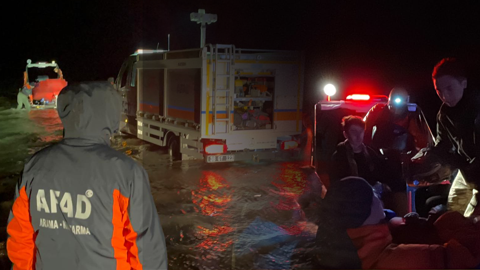 Tekir Gölü'nde Zamanla Yarış! Mahsur Kalan Gençler Kurtarıldı