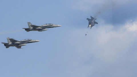 Gösteri Uçuşu Kabusa Döndü: 2 ABD Jeti Çarpıştı, Pilotlar Son Anda Kurtuldu