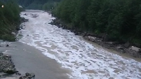 Rize'de Çevre Alarmı: Meşhur Kalapotamaz Deresi'nden Köpük Aktı