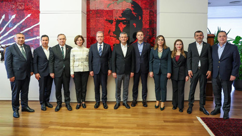 CHP'de Kritik Zirve: Özgür Özel Büyükşehir Belediye Başkanlarıyla Görüştü