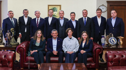 CHP’li Büyükşehir Belediye Başkanlarından Ortak Açıklama: Özgür Özel’e Destek ve 45 Gün İçinde Kurultay Çağrısı