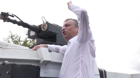 Özgür Özel CHP Genel Merkezi'nden TBMM'ye Yürüyor: Geri Almak Üzere Çıkıyoruz