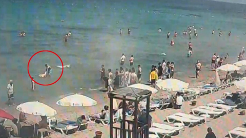 Kuşadası’nda Korku Dolu Anlar! Çinli Turist Böyle Kurtarıldı