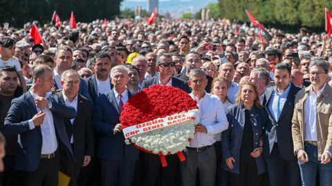 Özgür Özel Anıtkabir'e Yürüdü: 'Meşruiyetimizi Milletten Alıyoruz'