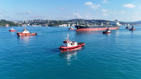 Rusya'da Saldırıya Uğrayan Tanker Yoğun Güvenlik Eşliğinde İstanbul Boğazı'ndan Geçti