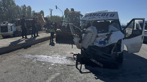 Kavşakta Facia! Yolcu Minibüsü ile Kamyon Çarpıştı: Ölü ve Yaralılar Var