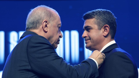 Haymana Belediye Başkanı Levent Koç Resmen AK Parti'de! Rozetini Cumhurbaşkanı Erdoğan Taktı