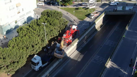 İstanbul'da Facianın Eşiğinden Dönüldü! TIR'ın Üzerinden Kepçe Devrildi