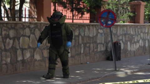 Ağrı'da Şüpheli Çanta Paniği! Fünyeyle Patlatıldı, İçinden Eşya ve Kıyafet Çıktı