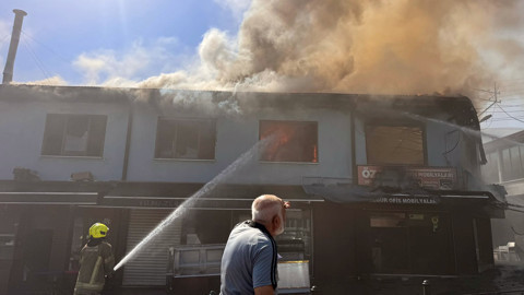 Bursa’daki Mağaza Yangını Söndürüldü: 6 İş Yerinde Büyük Hasar Var