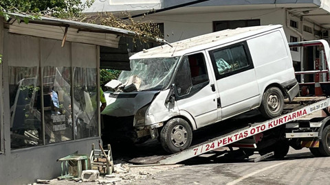Ölüm Kıraathanede Yakaladı: Kontrolü Kaybeden Minibüs Oturanların Arasına Daldı