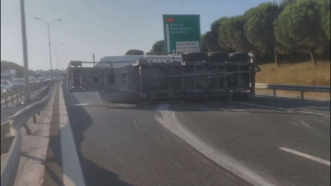 Büyükçekmece'de Beton Tankeri Devrildi! Yol Trafiğe Kapatıldı