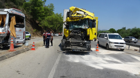 Antalya'da Can Pazarı: Yolcu Midibüsüne TIR Çarptı, Çok Sayıda Yaralı Var
