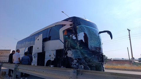 Afyonkarahisar'da Yolcu Otobüsü Kaza Yaptı: Ölü ve Yaralılar Var